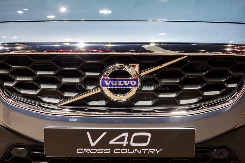 Κλείστε επάνω τη διαγώνια χώρα της VOLVO V40 στο μπροστινό gril στοκ φωτογραφίες με δικαίωμα ελεύθερης χρήσης Κλείστε επάνω τη διαγώνια χώρα της VOLVO V40 στο μπροστινό gril στοκ φωτογραφίες με δικαίωμα ελεύθερης χρήσης