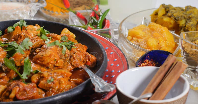 Κλείστε επάνω την άποψη ενός masala tikka κοτόπουλου με τα ινδικά καρυκεύματα στοκ εικόνα με δικαίωμα ελεύθερης χρήσης Κλείστε επάνω την άποψη ενός masala tikka κοτόπουλου με τα ινδικά καρυκεύματα στοκ εικόνα με δικαίωμα ελεύθερης χρήσης