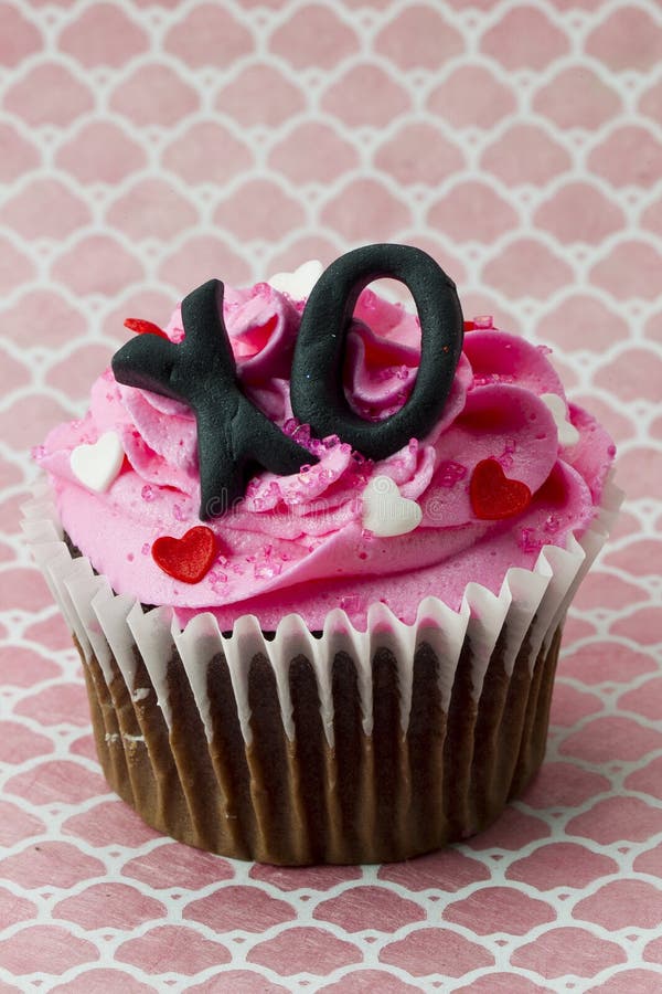 Download κλείστε επάνω την εικόνα της φράουλας Cupcake με τη μορφή καρδιών και Alphab Στοκ Εικόνες - εικόνα από διακόσμηση, τρόφιμα: 62718290