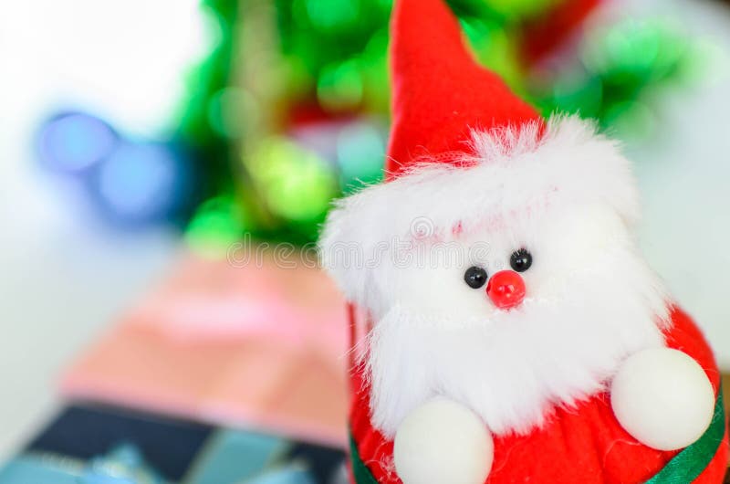 Κλείστε επάνω την κούκλα Santa με το υπόβαθρο bokeh στοκ εικόνα Κλείστε επάνω την κούκλα Santa με το υπόβαθρο bokeh στοκ εικόνα
