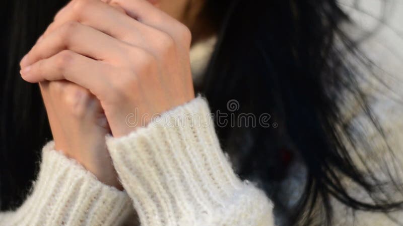 Κλείστε επάνω το χέρι της ασιατικής μουσικής αγάπης λιστών κοριτσιών απόθεμα βίντεο