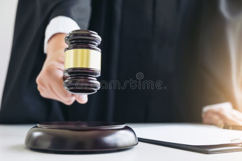 Κλείστε επάνω του αρσενικού χεριού δικηγόρων ή δικαστών που χτυπά gavel έτσι στοκ φωτογραφία Κλείστε επάνω του αρσενικού χεριού δικηγόρων ή δικαστών που χτυπά gavel έτσι στοκ φωτογραφία