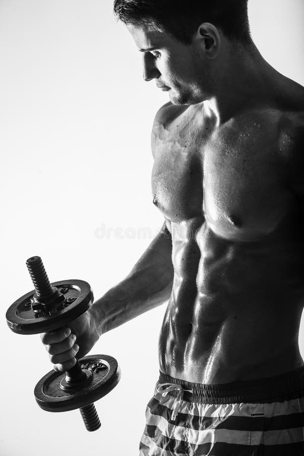 Κλείστε επάνω του μυϊκού τύπου bodybuilder που κάνει τις ασκήσεις με τον αλτήρα βαρών πέρα από το απομονωμένο ελαφρύ υπόβαθρο Ο Μ στοκ φωτογραφία με δικαίωμα ελεύθερης χρήσης Κλείστε επάνω του μυϊκού τύπου bodybuilder που κάνει τις ασκήσεις με τον αλτήρα βαρών πέρα από το απομονωμένο ελαφρύ υπόβαθρο Ο Μ στοκ φωτογραφία με δικαίωμα ελεύθερης χρήσης
