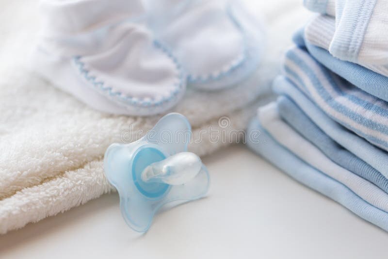 Κλείστε επάνω των ενδυμάτων soother και μωρών για νεογέννητο