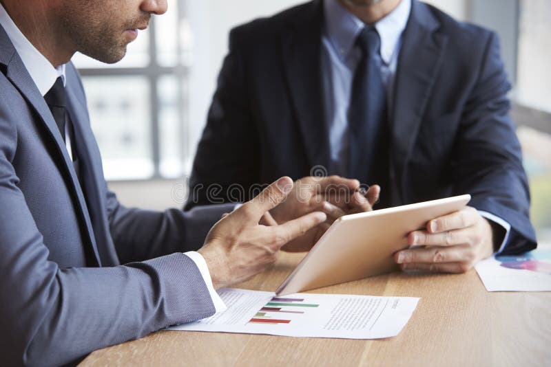 Κλείστε επάνω των επιχειρηματιών χρησιμοποιώντας την ψηφιακή ταμπλέτα στη συνεδρίαση στοκ φωτογραφία με δικαίωμα ελεύθερης χρήσης