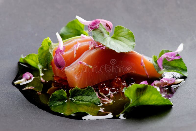 Κλείστε επάνω φρέσκο sashimi σολομών με τα φρέσκα καρυκεύματα στοκ φωτογραφίες