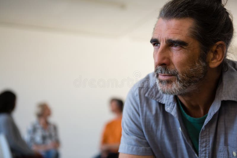 Κλείστε το επάνω τεντωμένο άτομο με τους φίλους που συζητούν στο υπόβαθρο στοκ εικόνες Κλείστε το επάνω τεντωμένο άτομο με τους φίλους που συζητούν στο υπόβαθρο στοκ εικόνες