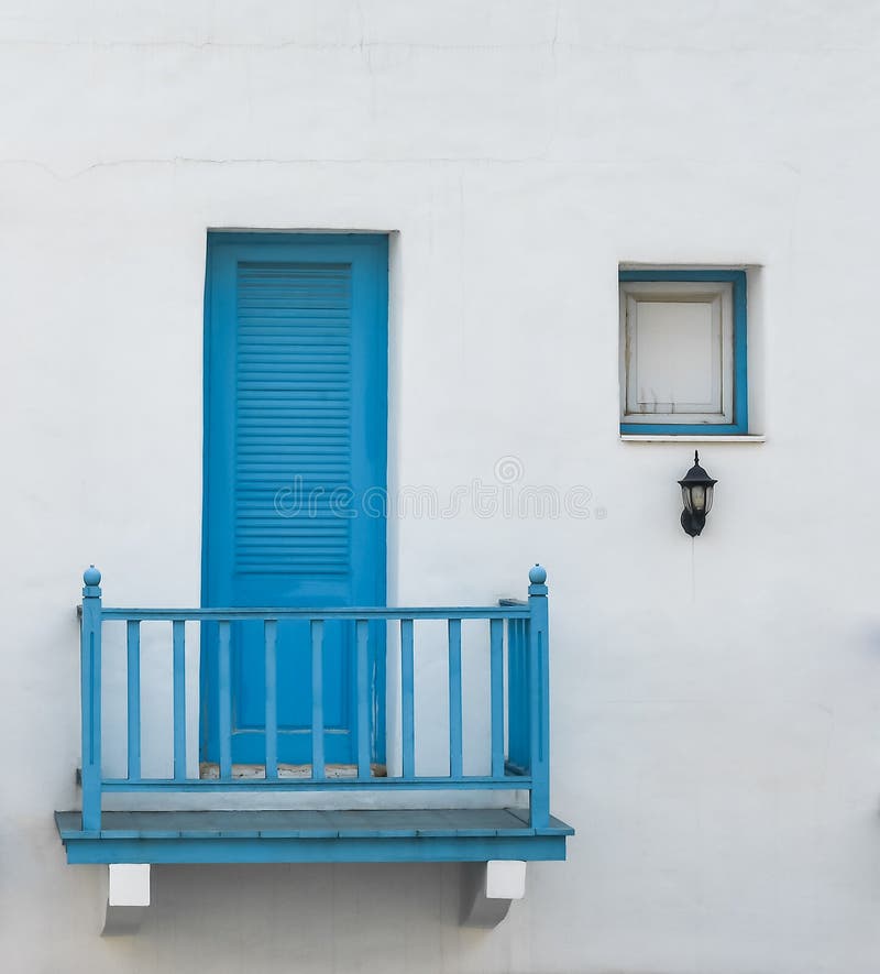Κλειστά μπλε πόρτα και παράθυρο σε διώροφο στοκ εικόνες Κλειστά μπλε πόρτα και παράθυρο σε διώροφο στοκ εικόνες
