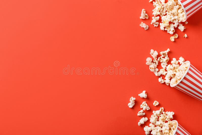 Κάδοι εγγράφου με νόστιμο διεσπαρμένο popcorn στο υπόβαθρο χρώματος στοκ φωτογραφία Κάδοι εγγράφου με νόστιμο διεσπαρμένο popcorn στο υπόβαθρο χρώματος στοκ φωτογραφία