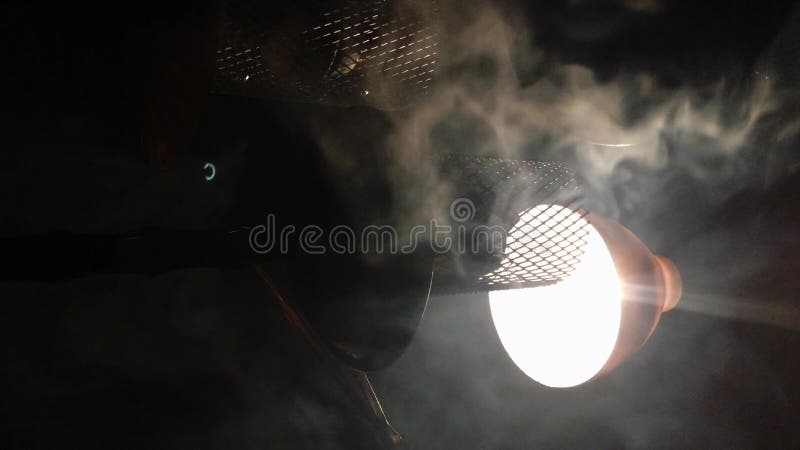 Κάθετο βίντεο Shisha καπνίσματος ή hookah Κύπελλο με τον καπνό και τον καπνό