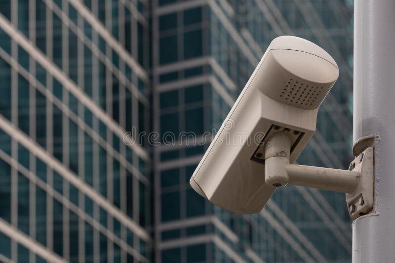 Κάμερα CCTV ενάντια στην άποψη των σύγχρονων κτηρίων μέσω του παραθύρου γραφείων στοκ φωτογραφίες με δικαίωμα ελεύθερης χρήσης Κάμερα CCTV ενάντια στην άποψη των σύγχρονων κτηρίων μέσω του παραθύρου γραφείων στοκ φωτογραφίες με δικαίωμα ελεύθερης χρήσης