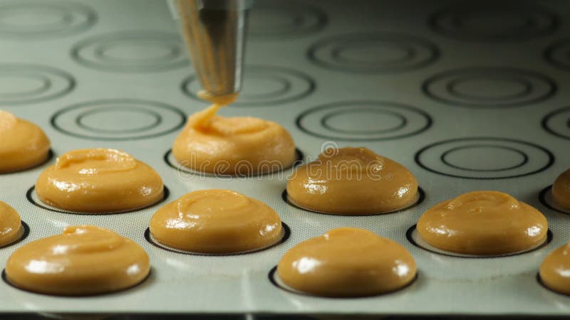 Κάνοντας macaron, γαλλικό επιδόρπιο, που συμπιέζει τη μαγειρεύοντας τσάντα μορφής ζύμης Βιομηχανία τροφίμων, μάζα ή παραγωγή όγκο στοκ φωτογραφία με δικαίωμα ελεύθερης χρήσης