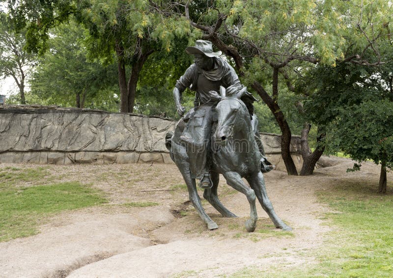 Κάουμποϋ χαλκού στο γλυπτό αλόγων, πρωτοπόρος Plaza, Ντάλλας στοκ εικόνα με δικαίωμα ελεύθερης χρήσης Κάουμποϋ χαλκού στο γλυπτό αλόγων, πρωτοπόρος Plaza, Ντάλλας στοκ εικόνα με δικαίωμα ελεύθερης χρήσης