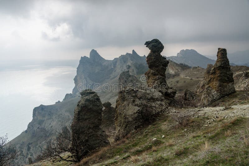 κάρβουνο άλογο και περίεργες πέτρες στην νεκρή πόλη. khobatele ridge κεντρική τράπεζα του karadag την άνοιξη. κριμαία στοκ φωτογραφίες