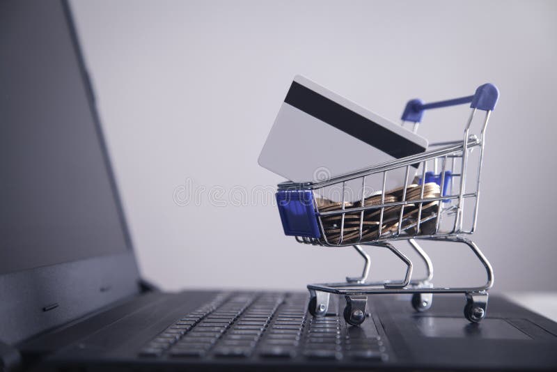 Κάρρο αγορών και πιστωτική κάρτα με το lap-top στοκ φωτογραφίες με δικαίωμα ελεύθερης χρήσης