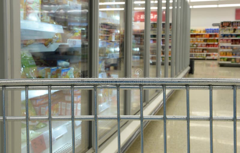Κάρρο αγορών στο διάδρομο παγωμένων τροφίμων στοκ εικόνα Κάρρο αγορών στο διάδρομο παγωμένων τροφίμων στοκ εικόνα