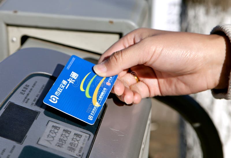 Κάρτα Swiping για το δημόσιο ποδήλατο στοκ φωτογραφίες Κάρτα Swiping για το δημόσιο ποδήλατο στοκ φωτογραφίες