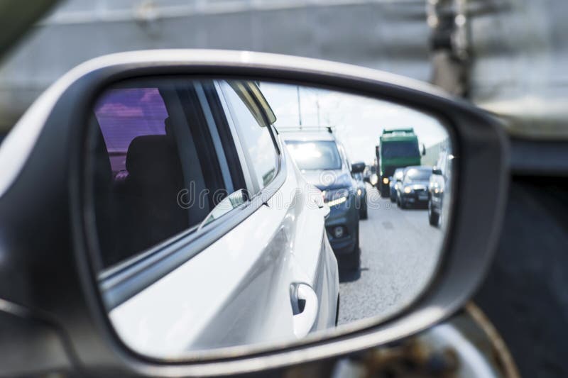 Κάτοπτρο οδήγησης αυτοκινήτου με αντανάκλαση της ροής κυκλοφορίας στο σωλήνα Έννοια: σύγχρονος ρυθμός ζωής στοκ φωτογραφία Κάτοπτρο οδήγησης αυτοκινήτου με αντανάκλαση της ροής κυκλοφορίας στο σωλήνα Έννοια: σύγχρονος ρυθμός ζωής στοκ φωτογραφία