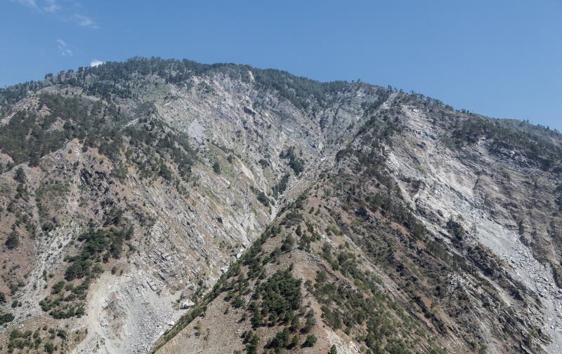 Κάτω γωνία βουνού με καθαρό μπλε ουρανό στο φόντο στοκ φωτογραφία