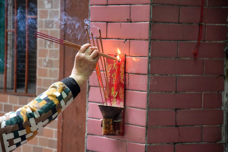 Κάψιμο incenses μπροστά από το θυσιαστικό βωμό στοκ εικόνα με δικαίωμα ελεύθερης χρήσης Κάψιμο incenses μπροστά από το θυσιαστικό βωμό στοκ εικόνα με δικαίωμα ελεύθερης χρήσης