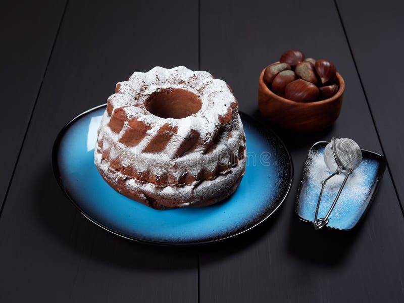 Κέικ Bundt κάστανων με τα τσιπ σοκολάτας στοκ φωτογραφίες με δικαίωμα ελεύθερης χρήσης Κέικ Bundt κάστανων με τα τσιπ σοκολάτας στοκ φωτογραφίες με δικαίωμα ελεύθερης χρήσης