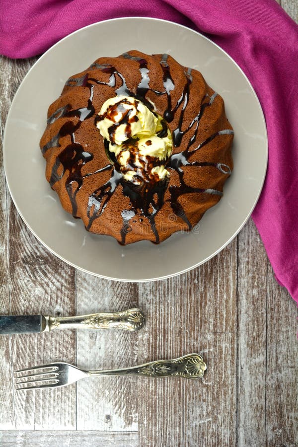 Κέικ Bundt σοκολάτας με την πλήρωση παγωτού και την καυτή σάλτσα φοντάν στοκ εικόνες Κέικ Bundt σοκολάτας με την πλήρωση παγωτού και την καυτή σάλτσα φοντάν στοκ εικόνες