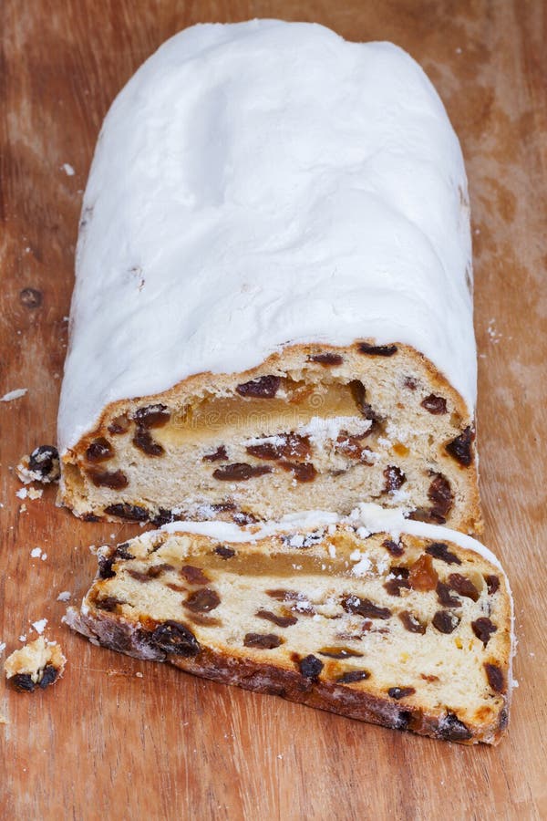 Κέικ Stollen με ξηρό - καρπός και αμυγδαλωτό στοκ εικόνα Κέικ Stollen με ξηρό - καρπός και αμυγδαλωτό στοκ εικόνα