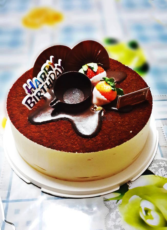 Κέικ tiramisu γενεθλίων στοκ εικόνα με δικαίωμα ελεύθερης χρήσης Κέικ tiramisu γενεθλίων στοκ εικόνα με δικαίωμα ελεύθερης χρήσης