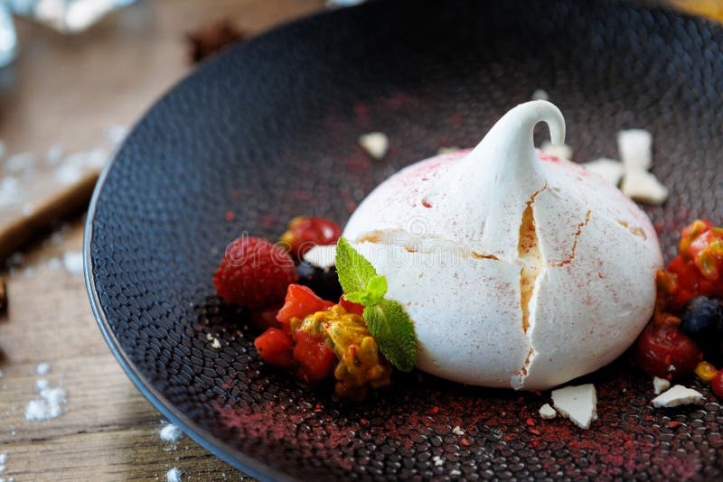 Κέικ καρυδιών Pavlova με κρέμα πάθους φράουλα meringue. Νόστιμο γλυκό επιδόρπιο, φαγητό κοντά σερβίρεται για φαγητό στο στοκ εικόνες με δικαίωμα ελεύθερης χρήσης