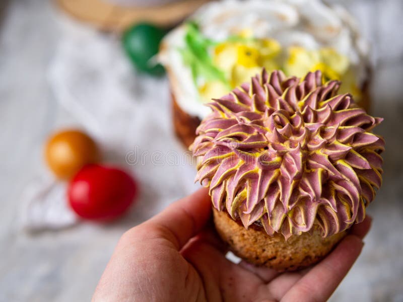 Κέικ Πάσχας kulich Παραδοσιακή γλυκιά διακοσμημένη ψωμί μαρέγκα Πάσχας, χρυσάνθεμο υπό εξέταση Διάστημα αντιγράφων, εκλεκτικό στοκ φωτογραφίες με δικαίωμα ελεύθερης χρήσης Κέικ Πάσχας kulich Παραδοσιακή γλυκιά διακοσμημένη ψωμί μαρέγκα Πάσχας, χρυσάνθεμο υπό εξέταση Διάστημα αντιγράφων, εκλεκτικό στοκ φωτογραφίες με δικαίωμα ελεύθερης χρήσης