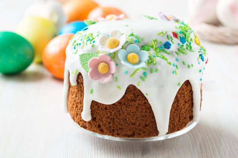 Κέικ Πάσχας με την τήξη και τη διακόσμηση glace στοκ φωτογραφίες