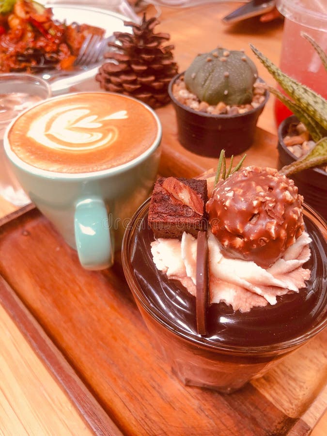 Κέικ σοκολάτας και καφές cappuccino στοκ εικόνες με δικαίωμα ελεύθερης χρήσης Κέικ σοκολάτας και καφές cappuccino στοκ εικόνες με δικαίωμα ελεύθερης χρήσης