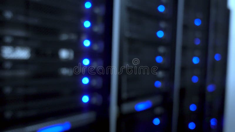 Κέντρο δεδομένων, δωμάτιο κεντρικών υπολογιστών σε ένα μουτζουρωμένο υπόβαθρο Να αναβοσβήσει μπλε που οδηγείται ligts