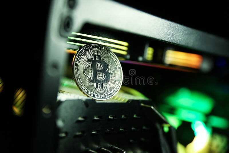 κέρμα bitcoin στο παρασκήνιο της εκμετάλλευσης εξόρυξης στοκ φωτογραφία