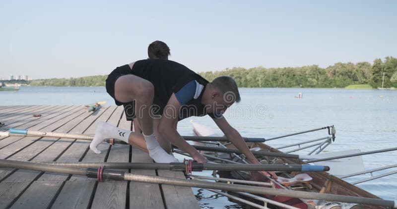 Κίεβο UA, 31-07-2019 Νέα αθλητική ομάδα δύο έφηβοι με διπλό καγιάκ στο νερό