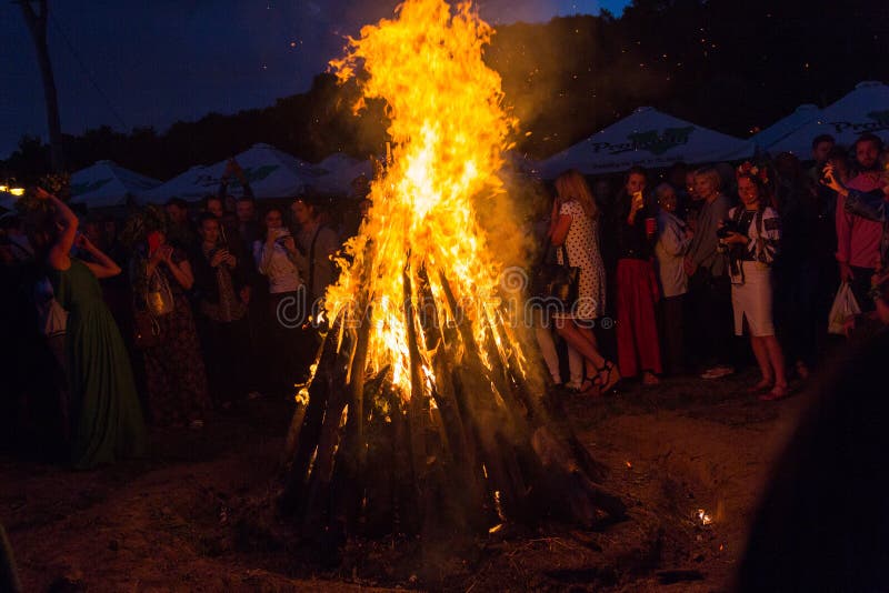 Κίεβο, Ουκρανία - 6 Ιουλίου 2017: Εορτασμός του Ivan Kupala Οι άνθρωποι χορεύουν, κάνουν τα στεφάνια και το άλμα στοκ εικόνες με δικαίωμα ελεύθερης χρήσης Κίεβο, Ουκρανία - 6 Ιουλίου 2017: Εορτασμός του Ivan Kupala Οι άνθρωποι χορεύουν, κάνουν τα στεφάνια και το άλμα στοκ εικόνες με δικαίωμα ελεύθερης χρήσης