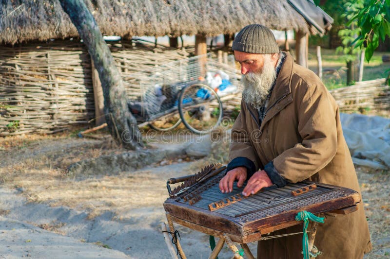 Κίεβο/Ουκρανία - 21 Σεπτεμβρίου 2019: Άνδρας που παίζει σε άρπα το εθνικό μουσικό όργανο της Ουκρανίας στοκ εικόνες Κίεβο/Ουκρανία - 21 Σεπτεμβρίου 2019: Άνδρας που παίζει σε άρπα το εθνικό μουσικό όργανο της Ουκρανίας στοκ εικόνες