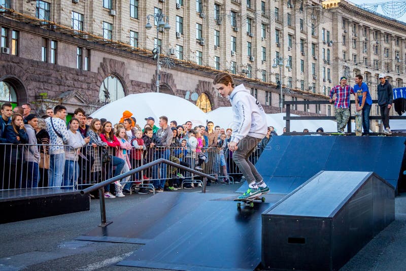 Κίεβο Τον Οκτώβριο του 2018 Ένα αμερικανικό skateboarder κατά τη διάρκεια του demonstrati στοκ φωτογραφία με δικαίωμα ελεύθερης χρήσης Κίεβο Τον Οκτώβριο του 2018 Ένα αμερικανικό skateboarder κατά τη διάρκεια του demonstrati στοκ φωτογραφία με δικαίωμα ελεύθερης χρήσης