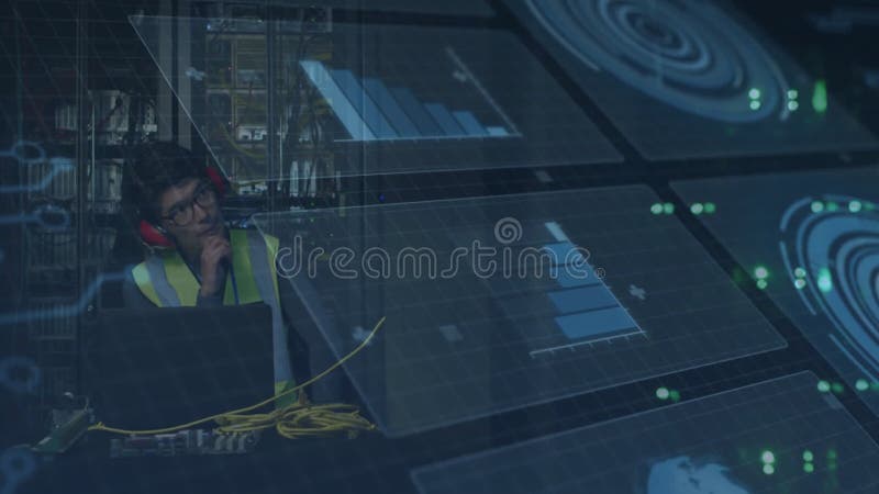 Κίνηση επεξεργασίας δεδομένων σε ασιατικό άνδρα εργαζόμενο στο δωμάτιο διακομιστή απόθεμα βίντεο