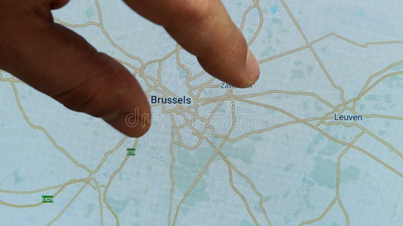 κίνηση κλεισίματος χειρός στην οθόνη αφής ζουμ στις βρυξέλλες πόλη βέλγιο απόθεμα βίντεο