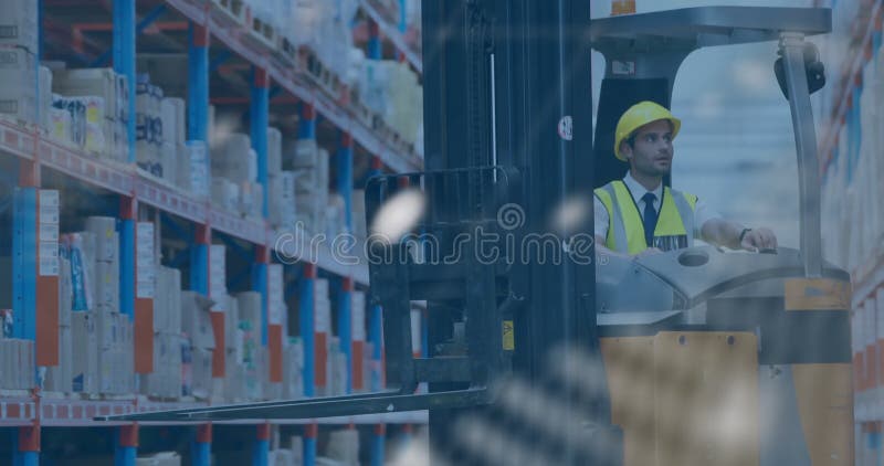 Κίνηση παγκόσμιου χάρτη εναντίον καυκάσιου άνδρα εργαζομένου σε αποθήκη φιλμ μικρού μήκους
