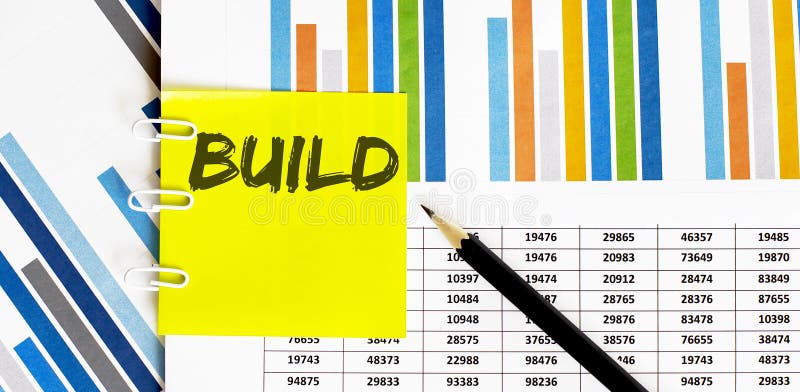 Κίτρινο αυτοκόλλητο με κείμενο BUILD στο γράφημα με μολύβι Μπορεί να χρησιμοποιηθεί ως επιχειρηματική και οικονομική έννοια στοκ φωτογραφίες με δικαίωμα ελεύθερης χρήσης