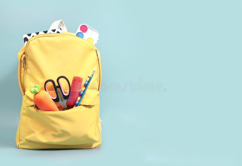 κίτρινο σακίδιο με αξεσουάρ σχολικά εφόδια σε σχολική τσάντα με άδειο κενό πράσινο σακίδιο πίσω, σακίδιο με εκπαιδευτικά αντικείμε