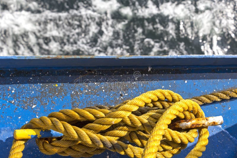 Κίτρινο σχοινί ή ελλιμενισμένη γραμμή σε πλοίο Η αντίθεση χρωμάτων του μπλε και του κίτρινου είναι όμορφη στοκ φωτογραφία Κίτρινο σχοινί ή ελλιμενισμένη γραμμή σε πλοίο Η αντίθεση χρωμάτων του μπλε και του κίτρινου είναι όμορφη στοκ φωτογραφία