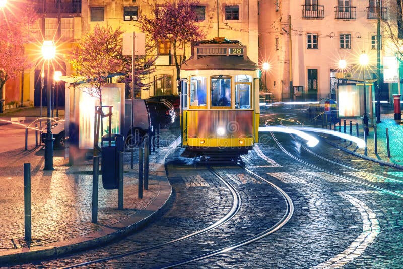 Κίτρινο τραμ 28 σε Alfama τη νύχτα, Λισσαβώνα, Πορτογαλία