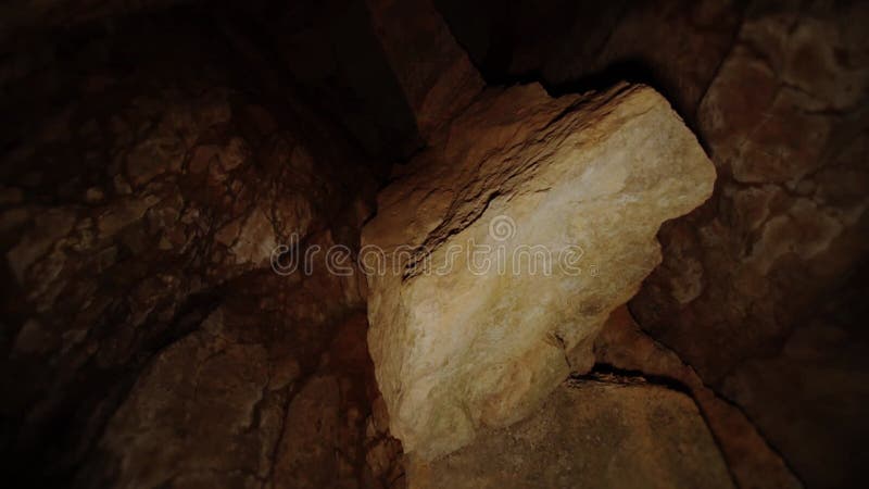 κίτρινος βράχος σε στενή σήραγγα σε μια καταπληκτική σπηλιά βουνού κοντά
