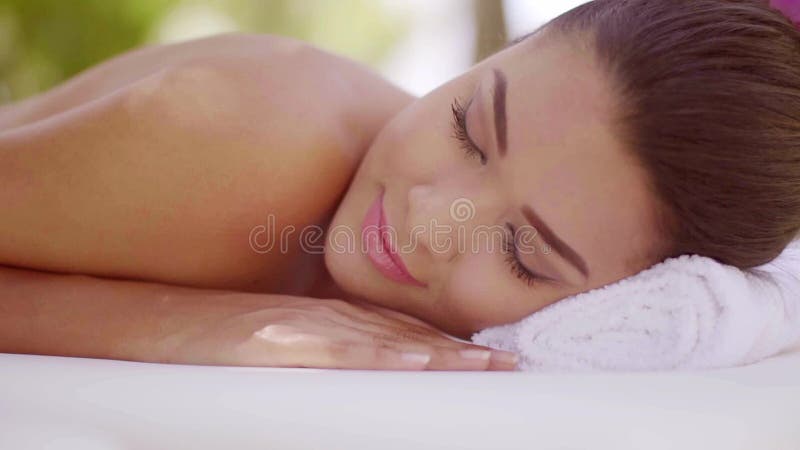 Καλή νέα χαλάρωση γυναικών σε μια SPA φιλμ μικρού μήκους