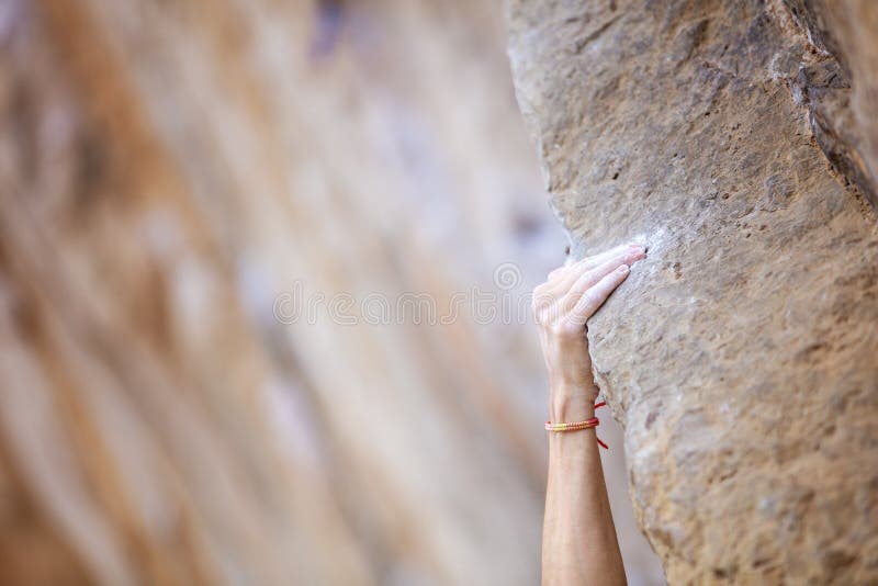 Καλλιεργημένη άποψη του climber& x27 χέρι του s στοκ εικόνες με δικαίωμα ελεύθερης χρήσης