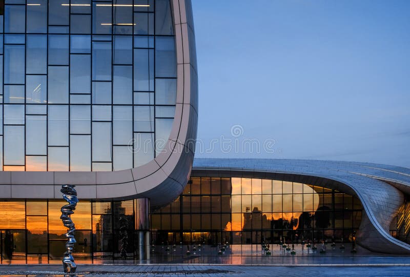 Καλλιεργημένη άποψη του κέντρου Heydar Aliyev στο Μπακού στοκ εικόνες