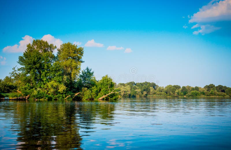 Καλοκαίρι στον ποταμό Dnieper Αντανάκλαση του μπλε ουρανού στο νερό στοκ εικόνα Καλοκαίρι στον ποταμό Dnieper Αντανάκλαση του μπλε ουρανού στο νερό στοκ εικόνα